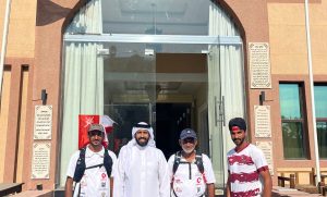 ثلاثة عمانيين يخوضون رحلة تحدٍ مشياً على الأقدام.