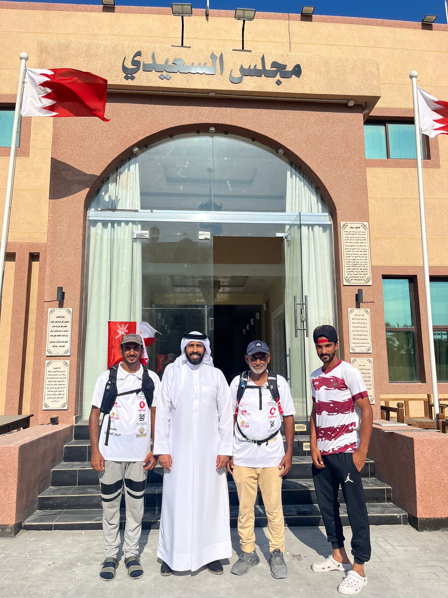 Read more about the article ثلاثة عمانيين يخوضون رحلة تحدٍ مشياً على الأقدام.