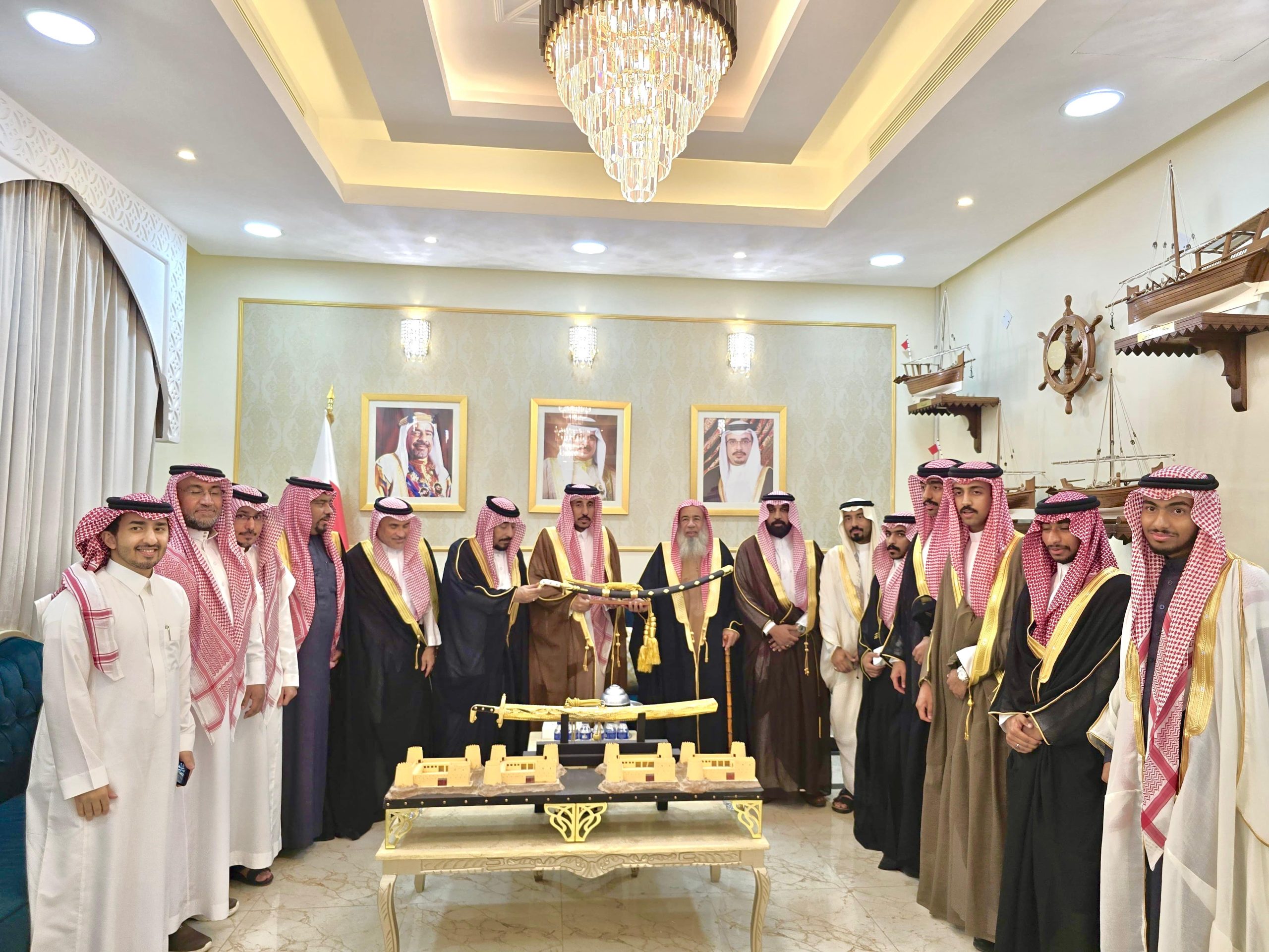 Read more about the article زيارة أبناء عميد عائلة الغتم من الدمام نائب الشيخ خالد بن يوسف الغتم وأبناء عمومتهم، بحضور سعادة الوجيه الشيخ مفرح بن حسن ال خريش العجمي، والشاعر د. ناصر بن مبارك الحقباني، وعامر بن ذعار الحقباني، وعامر بن مناحي الحقباني، إلى مجلس الشيخ د. جاسم بن أحمد السعيدي