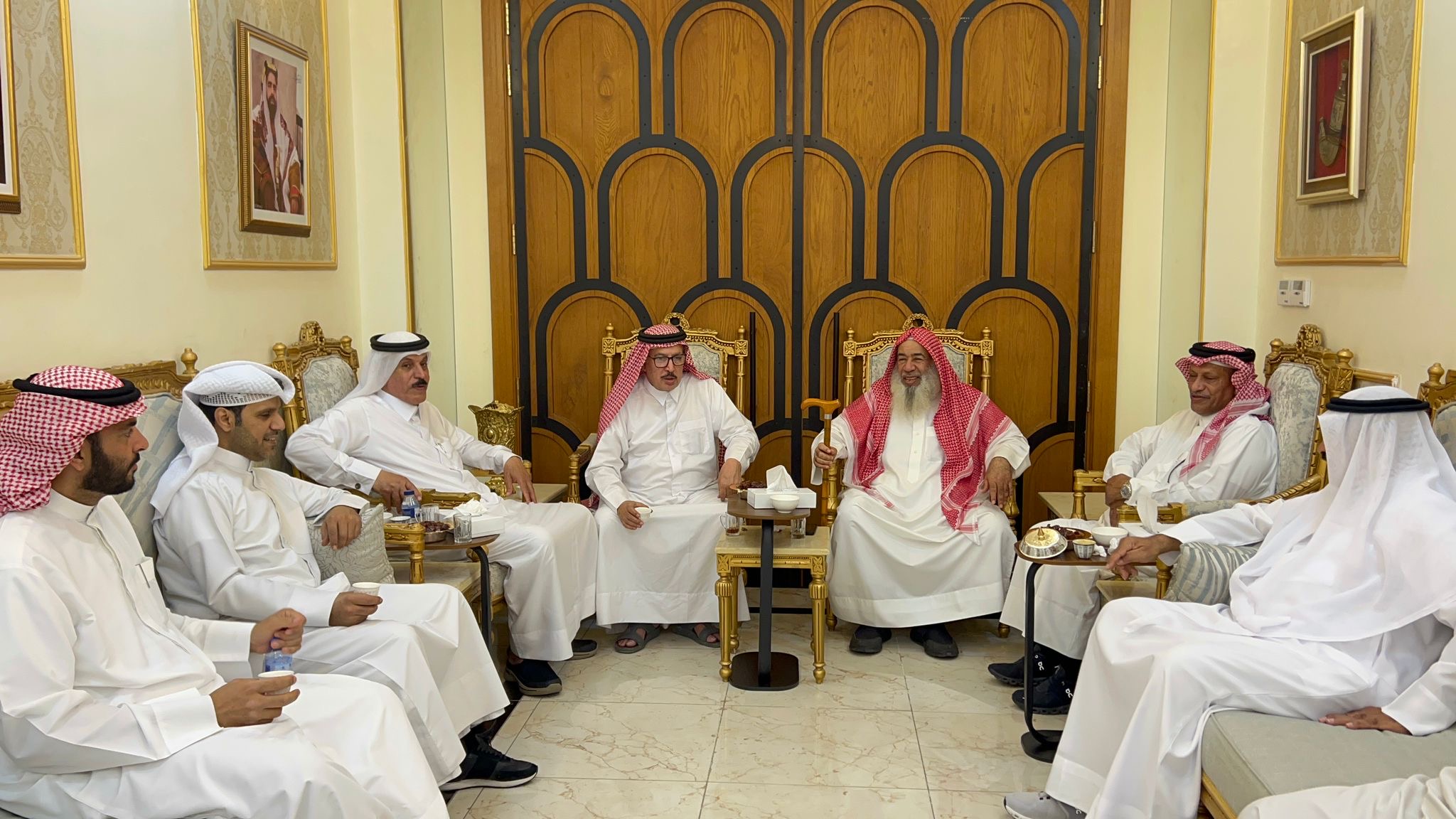 You are currently viewing مجلس الشيخ الدكتور جاسم بن أحمد السعيدي يستقبل نخبة من الوجهاء والأعيان