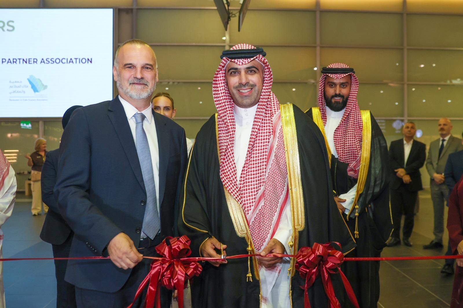 You are currently viewing معرض الفنادق والضيافة في المملكة العربية السعودية ينطلق وسط توقعات بمساهمة المملكة في إعادة رسم ملامح قطاع السياحة   وزارة السياحة و وزارة الاستثمار يفتتحان النسخة الثالثة عشرة من المعرض قادة قطاعي الضيافة والسياحة يؤكدون على أهمية التنوع الثقافي والوجهات السياحية الناشئة في تعزيز مكانة المملكة وجعلها مركزاً سياحياً عالمياً