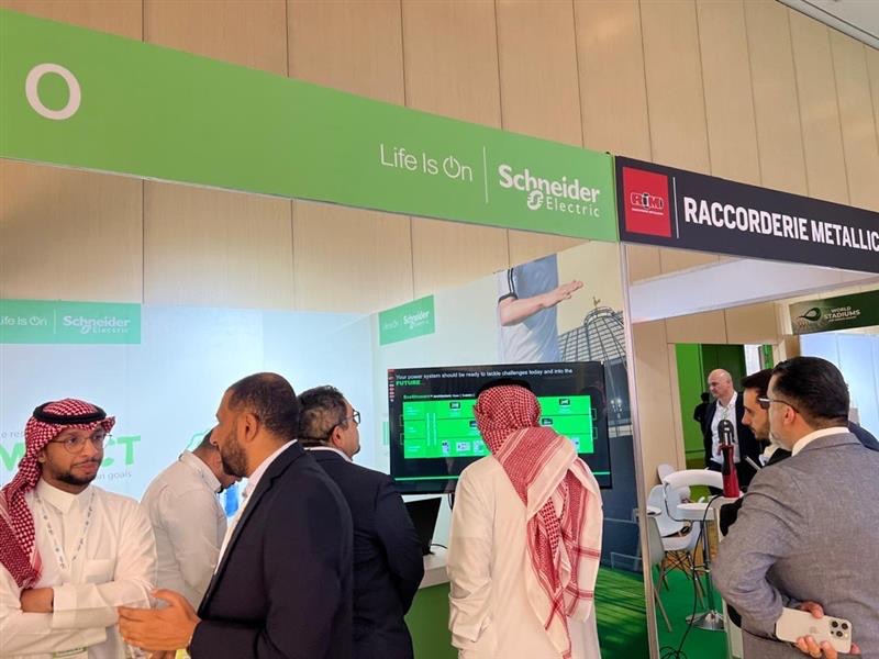You are currently viewing شنايدر إلكتريك تستعرض حلولها الذكية والمستدامة للقطاع الرياضي في قمة الملاعب والصالات العالمية بالرياض   • تقنيات شنايدر إلكتريك تدعم رؤية المملكة 2030 لتعزيز بنيتها التحتية وتطوير القطاع الرياضي • منصة EcoStruxure تسهم في خفض استهلاك الطاقة في الاستادات بنسبة تصل إلى 30% سنويًا