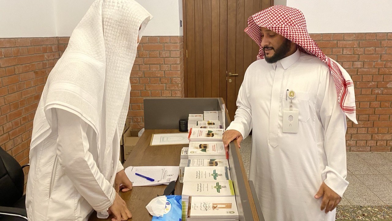 You are currently viewing مدير عام فرع الشؤون الإسلامية بالمدينة المنورة يتفقد كاونترات المكتب التنسيقي لأعمال الوزارة بالحج في جامعي القبلتين وسيد الشهداء ومطار المدينة الدولي