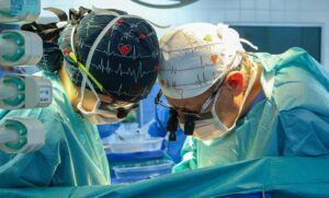 “التخصصي” ينجح في زراعة قلب لطفل سعودي بعد نقله من متبرع متوفى دماغياً في الإمارات