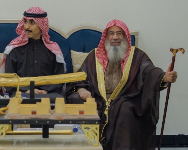 You are currently viewing جلسة تاريخية: زيارة الشيخ ثامر الجابر الأحمد الصباح إلى الشيخ جاسم بن أحمد السعيدي