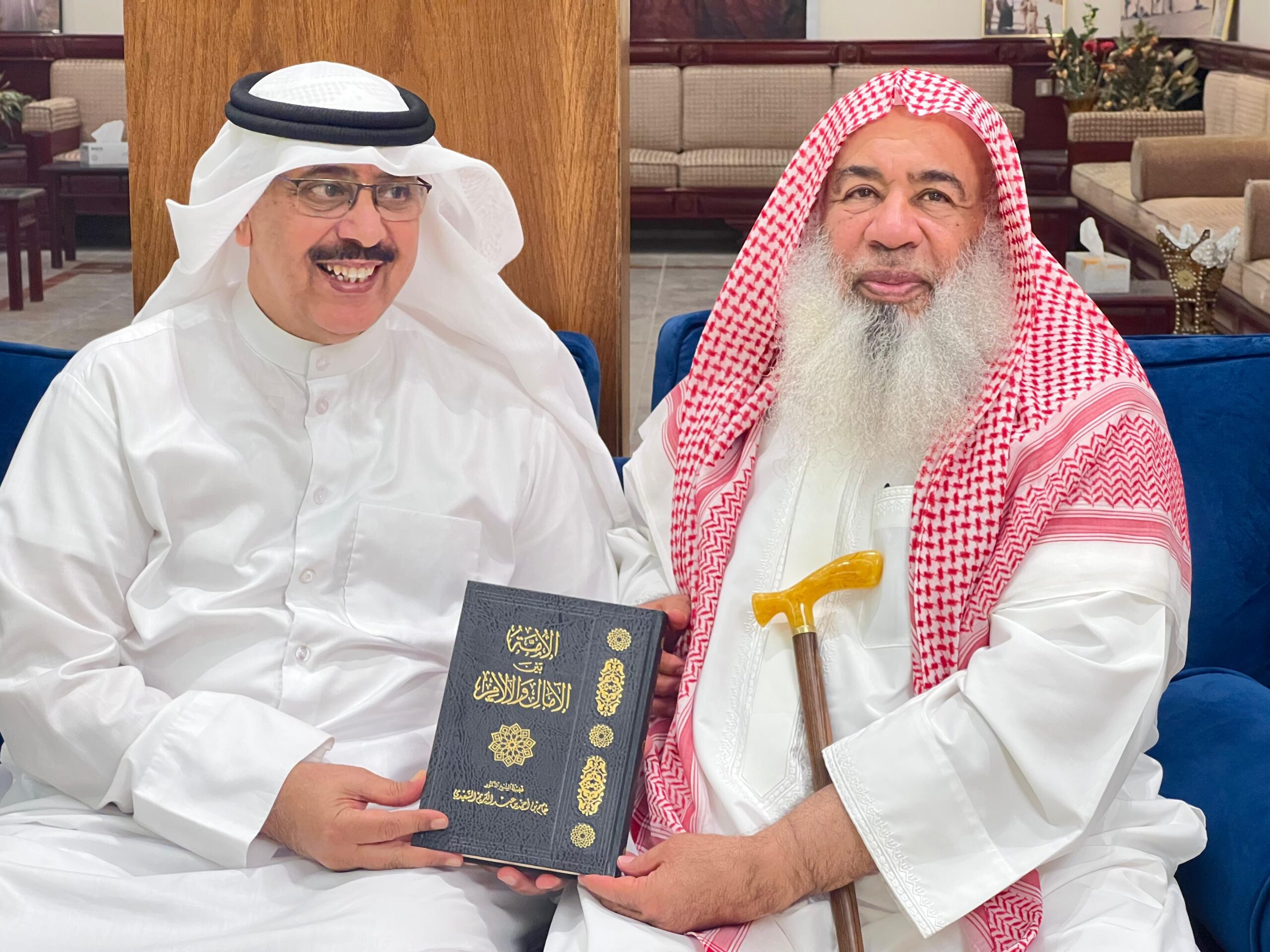 You are currently viewing زيارة الشيخ جاسم السعيدي الظفيري وأبنائه إلى الشيخ فهد بن خلف الجعيب الحسيني الظفيري في الجهراء: تواصل أصيل ومحبة متجذّرة بين الأشقاء