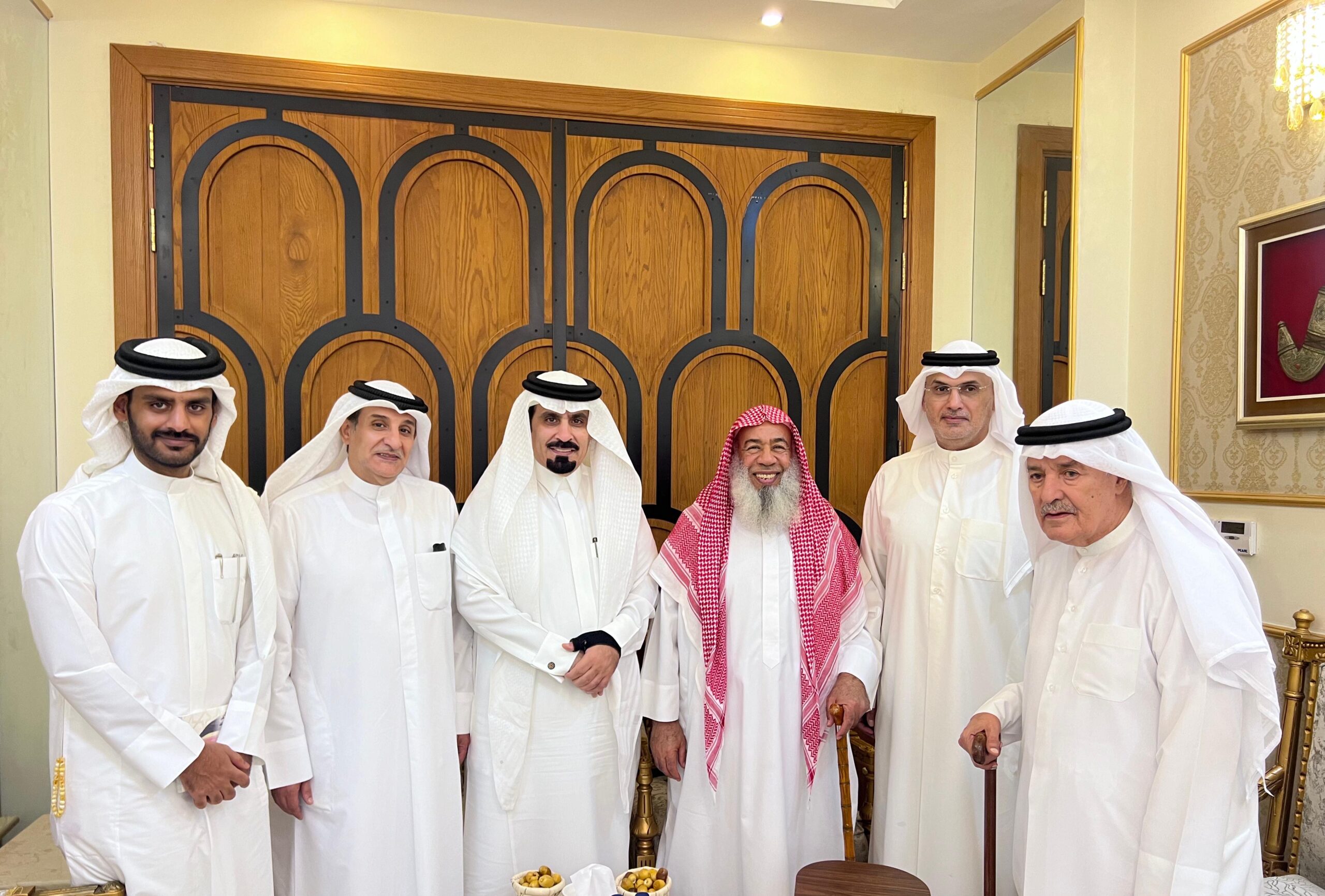 You are currently viewing الدكتور نواف صنت الخثعاوي السعيدي في زيارة متجددة للشيخ جاسم بن أحمد السعيدي في البحرين