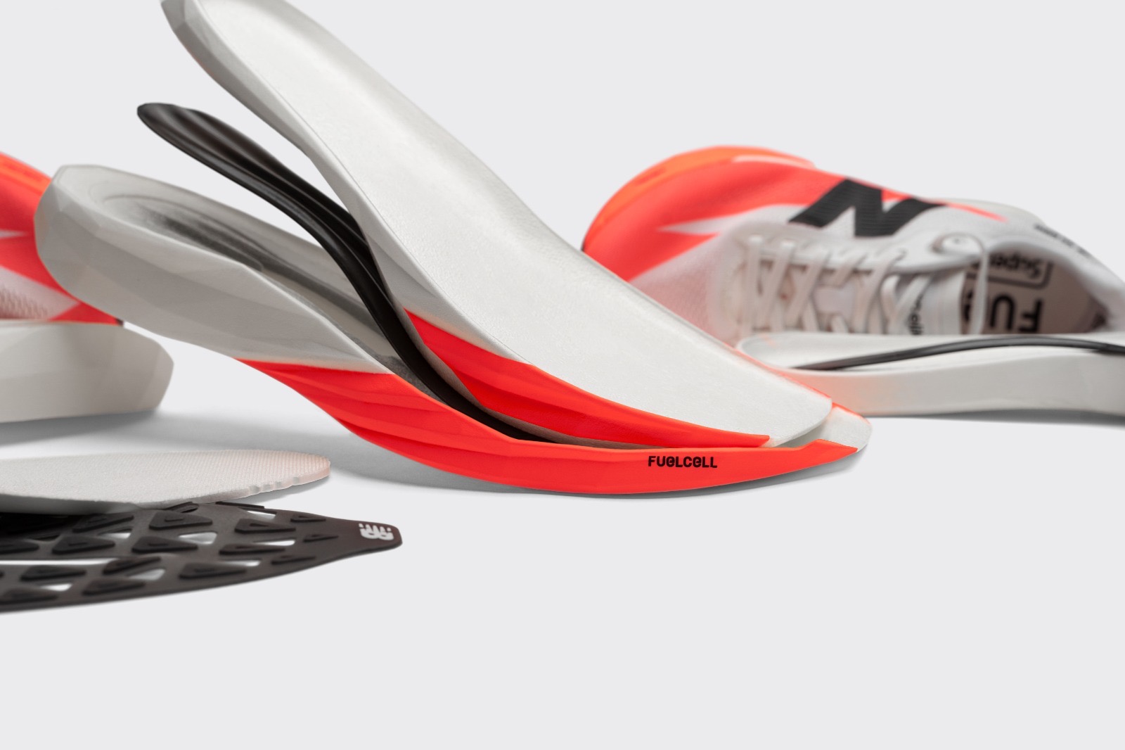 Read more about the article تأجيل التحضيرات للماراثون قد يكون خطوة ذكية، فاليوم تكشف New Balance عن أسرع حذاء لها حتى الآن في المملكة العربية السعودية FuelCell SuperComp Elite v5.