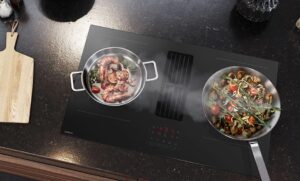 تجمع بين الذكاء والكفاءة في استهلاك الطاقة بتصاميم مستوحاة من بساطة المطابخ الأوروبية   ابتكارات سامسونج ترتقي بتجربة المطابخ المدمجة في معرض ‘IFA 2025’   أجهزة جديدة تتضمن الفرن بميزة الشفط المدمج وغسالة الأطباق ‘Bespoke AI’