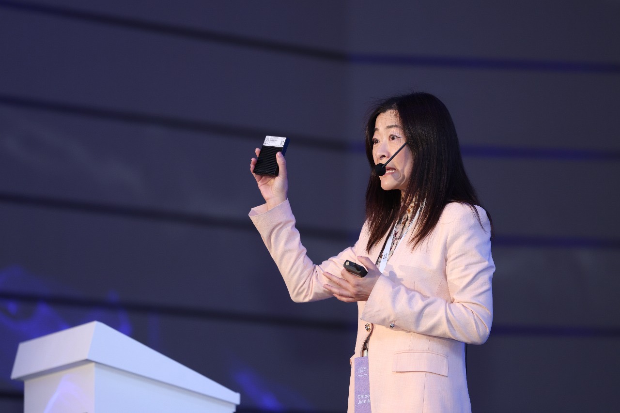 You are currently viewing إيبك سيمي تكشف عن محفظة سيليكون سعودية الجذور لتمكين الذكاء الاصطناعي من السحابة إلى الأطراف خلال إطلاقها في الرياض  «أول قوّة رقائق في المملكة — إطلاق العنان للذكاء الاصطناعي من السحابة إلى الأطراف.»