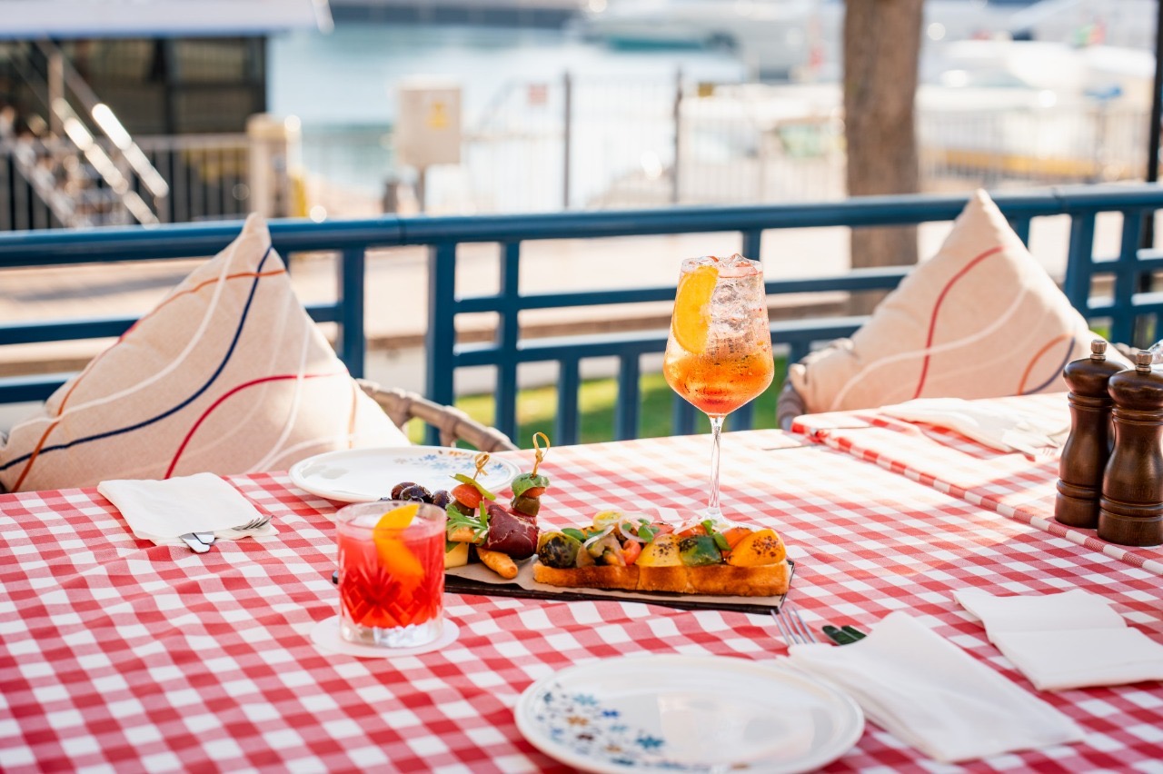 You are currently viewing رحلة من المذاق والإرث في قلب العاصمة استمتعوا بتجربة طهي عالمية في فندق إنتركونتيننتال أبوظبي