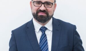 الرياض تستضيف فعاليات الدورة الأولى من معرض هيدروجين أرابيا لتعزيز اقتصاد الهيدروجين في المملكة • تستضيف المملكة العربية السعودية الدورة الافتتاحية من قمة ومعرض هيدروجين أرابيا يومي 8 و9 ديسمبر 2025، مما يرسخ مكانة المملكة كمركز عالمي رائد في مجال الهيدروجين.    • بتنظيم من شركة آر إكس الجهة المنظمة للقمة العالمية للهيدروجين في روتردام ، يأتي معرض هيدروجين أرابيا ليواصل الزخم العالمي في تعزيز مسيرة الابتكار الدولي في مجال الهيدروجين.   • يضم المعرض، الذي تستمر فعالياته على مدار يومين نخبة من أبرز القادة العالميين والإقليميين من شركات رائدة في مجال الهيدروجين والطاقة النظيفة، بما في ذلك الوكالة الدولية للطاقة المتجددة (إيرينا)، إينوا التابعة لمشروع نيوم و منظمة تأمين الطاقة لأوروبا) سيفي (و إير ليكويد و هاي 24 و أرامكو فينتشرز وغيرها، إلى جانب معرض للتقنيات الرائدة.