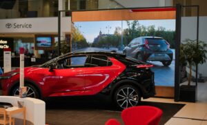 سامسونج توسّع شراكتها مع تويوتا لتعزيز التحوّل الرقمي في معارض السيارات ضمن أسواق جديدة • 23 ألف شاشة ذكية ونظام إدارة عن بُعد يرفعان كفاءة معارض تويوتا عالميًا • وسامسونج تواصل ريادتها بحصة 38.8% في سوق شاشات العرض التجارية