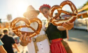 فندق ريكسوس مارينا أبوظبي يعلن عن فعالية أكتوبرفست 2025 احتفاءً بالثقافة الألمانية من 5 إلى 20 أكتوبر، تتحوّل حديقة جواهر إلى مهرجان غامر بالثقافة الألمانية، حيث ينغمس الضيوف في رحلةٍ لأجواء بافاريا المبهجة مع عروض ترفيهية مباشرة وألعاب مسلية ومشروبات غير محدودة، بالإضافة إلى أطباق ألمانية كلاسيكية شهية بسعر 299 درهماً للشخص الواحد، ودخول مجاني لضيوف باقة الإقامة الشاملة كلياً