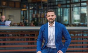 لتعزيز حضورها بالسوق السعودي ودعم الطلب على العقارات البريطانية  “سيليكت بروبيرتي” أول شركة تطوير عقاري بريطانية تعلن تأسيس مقر دائم لها بالرياض  •	التوسع الإقليمي للشركة يتزامن مع مرور 20 عاماً على وجودها في منطقة الخليج •	قطاع الإنشاءات السعودي بلغ 148 مليار دولار في النصف الأول 2024، مع توقّعات بارتفاع الاستثمارات إلى 191 مليار دولار بحلول 2029 •	“رؤية السعودية 2030” تسهم في تسريع من وتيرة التكامل العالمي والتنويع الاقتصادي، بما يتماشى مع استراتيجية “سيليكت بروبيرتي” الهادفة إلى خلق فرص عقارية مترابطة عالمياً