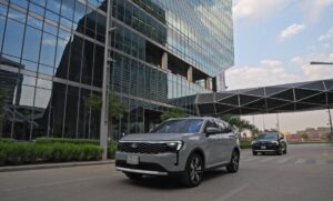 فورد تعزّز زخم أعمالها في السعودية هذا العام عبر إطلاق طرازات جديدة وتنمية المبيعات وزيادة حصّتها من السوق • ارتفاع مبيعات المملكة حتى هذا الوقت من السنة بنسبة 16%، مقارنةً بالعام 2024، ومبيعات أغسطس 2025 كانت الأعلى لهذا الشهر منذ العام 2016 • فورد العلامة الأسرع نمواً في الشرق الأوسط بين الصانعين الخمسة الكبار • تيريتوري هايبرد الجديدة وإكسبيديشن الجديدة كلياً تنضمان إلى تشكيلة فورد المتنوّعة من السيارات الهجينة والكهربائية، وإطلاق موستانج ماك-إي الكهربائية بالكامل بات وشيكاً • إطلاق تطبيق خدمات فورد المتّصلة في السعودية قريباً   الرياض، المملكة العربية السعودية، 6 أكتوبر 2025