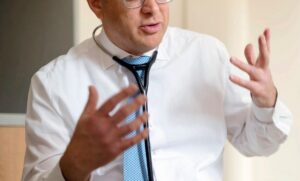 مركز ميموريال سلون كترينغ لعلاج السرطان يستعرض أحدث الابتكارات والأبحاث لدعم رؤية المملكة العربية السعودية الصحية خلال معرض الصحة العالمي في الرياض خبراء المستشفى يسلّطون الضوء على علم الجينوم، المستشفيات الذكية، المبادرات التعليمية، والتطورات الحديثة في أبحاث سرطان القولون والمستقيم، تعزيزًا للعلاقات الراسخة مع مؤسسات الرعاية الصحية الرائدة في المملكة