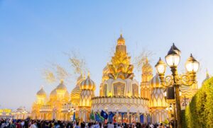 تحتفي بثلاثة عقود من الإبهار ضمن أبرز وجهة عائلية للثقافة والترفيه في المنطقة “القرية العالمية” ترحّب بضيوفها من حول العالم اعتباراً من مساء اليوم مع انطلاق موسمها الـ30 الموسم الحالي الأكبر في تاريخ القرية العالمية بتحسينات وتطويرات عديدة تثري تجربة الزيارة.. ويستمر حتى 10 مايو 2026 30 جناحاً تمثل ما يزيد على 90 ثقافة من دول وحضارات متنوعة أكثر من 40 ألف عرض ترفيهي وما يفوق 200 جولة من الألعاب والمغامرات تستقبل ضيوف الوجهة هذا العام ضيوف القرية على موعد مع أشهى الأطباق من مختلف مطابخ العالم عبر أكثر من 250 منفذ لبيع المأكولات والمشروبات القرية العالمية رحّبت في موسمها الماضي بأكثر من 10.5 مليون ضيف تأكيداً لمكانة دبي مركزاً سياحياً عالمياً ووجهة مُفضّلة للترفيه العائلي