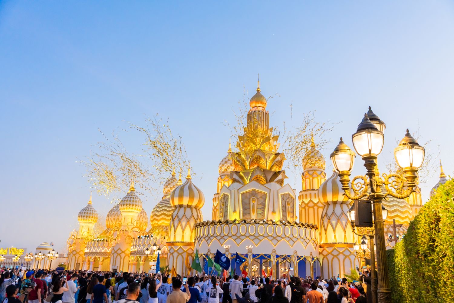 You are currently viewing تحتفي بثلاثة عقود من الإبهار ضمن أبرز وجهة عائلية للثقافة والترفيه في المنطقة “القرية العالمية” ترحّب بضيوفها من حول العالم اعتباراً من مساء اليوم مع انطلاق موسمها الـ30 الموسم الحالي الأكبر في تاريخ القرية العالمية بتحسينات وتطويرات عديدة تثري تجربة الزيارة.. ويستمر حتى 10 مايو 2026 30 جناحاً تمثل ما يزيد على 90 ثقافة من دول وحضارات متنوعة أكثر من 40 ألف عرض ترفيهي وما يفوق 200 جولة من الألعاب والمغامرات تستقبل ضيوف الوجهة هذا العام ضيوف القرية على موعد مع أشهى الأطباق من مختلف مطابخ العالم عبر أكثر من 250 منفذ لبيع المأكولات والمشروبات القرية العالمية رحّبت في موسمها الماضي بأكثر من 10.5 مليون ضيف تأكيداً لمكانة دبي مركزاً سياحياً عالمياً ووجهة مُفضّلة للترفيه العائلي