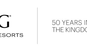 مجموعة فنادق ومنتجعات IHG تحتفل بمناسبة مرور 50 عاماً على حضورها في المملكة العربية السعودية وتكتب فصلاً جديداً في قطاع الضيافة  المجموعة المرموقة تستند إلى إرثها الممتد لـ 50 عاماً في المملكة لإرساء أساس للمرحلة القادمة من نموها، بالتوازي مع مساعيها لتعزيز محفظتها، وتعميق شراكاتها، وتمكين المواهب السعودية تماشياً مع رؤية السعودية 2030.
