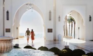 اتجاه جديد في عالم السفر: ثلثا المسافرين السعوديين يعتمدون على الذكاء الاصطناعي في تخطيط رحلاتهم   بينما تتصدر “طقوس الترف” و”سياحة الهوايات” أبرز توجهات السفر لعام 2026     ● كشف بحثٌ شملَ أكثرَ من 2,000 مسافراً في المملكة العربية السعودية أن 83% من المسافرين يخططون لقضاء عدد أكبر من العطلات أو نفس العدد في عام 2026 مقارنة بعام 2025.   ● وبرزت ظاهرة “طقوس الترف” – حيث يحجز المسافرون تجارب فاخرة مثل المنتجعات الصحية أو الفنادق الفاخرة في بداية العطلة أو نهايتها – كإحدى صيحات السفر الرئيسية لعام 2026، إلى جانب ما يُعرف بـ “سياحة الهوايات” التي تركز على الشغف والاهتمامات الشخصية.   ● أصبح استخدام الذكاء الاصطناعي في التخطيط للعطلات والبحث عنها ظاهرةً سائدةً – حيث يعتمد 67% من المسافرين على هذه التقنية لحجز أماكن الإقامة.