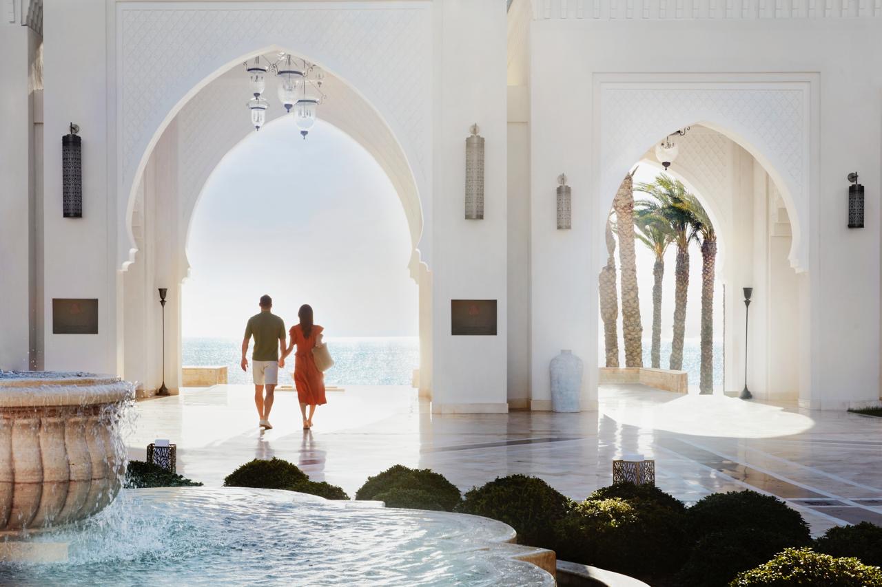 You are currently viewing اتجاه جديد في عالم السفر: ثلثا المسافرين السعوديين يعتمدون على الذكاء الاصطناعي في تخطيط رحلاتهم   بينما تتصدر “طقوس الترف” و”سياحة الهوايات” أبرز توجهات السفر لعام 2026     ● كشف بحثٌ شملَ أكثرَ من 2,000 مسافراً في المملكة العربية السعودية أن 83% من المسافرين يخططون لقضاء عدد أكبر من العطلات أو نفس العدد في عام 2026 مقارنة بعام 2025.   ● وبرزت ظاهرة “طقوس الترف” – حيث يحجز المسافرون تجارب فاخرة مثل المنتجعات الصحية أو الفنادق الفاخرة في بداية العطلة أو نهايتها – كإحدى صيحات السفر الرئيسية لعام 2026، إلى جانب ما يُعرف بـ “سياحة الهوايات” التي تركز على الشغف والاهتمامات الشخصية.   ● أصبح استخدام الذكاء الاصطناعي في التخطيط للعطلات والبحث عنها ظاهرةً سائدةً – حيث يعتمد 67% من المسافرين على هذه التقنية لحجز أماكن الإقامة.