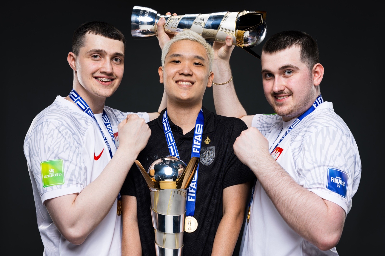 You are currently viewing تايلاند بولندا يتربعان على عرش منافسات eFootball™ ضمن فعاليات كأس العالم FIFAe™   1. تُوِّجت تايلاند بلقب eFootball™ عبر الأجهزة المحمولة 2. أحرزت بولندا لقب eFootball™ عبر أجهزة التحكم 3. ستُختتم نسخة 2025 من نهائيات FIFAe بإجراء منافسات Rocket League ضمن فعاليات كأس العالم FIFAe™ خلال الفترة الممتدة من 15 إلى 19 ديسمبر/كانون الأول