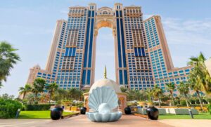 فندق ريكسوس مارينا أبوظبي يعرض منحوتةً فنية للفنان العالمي لورينزو كوين