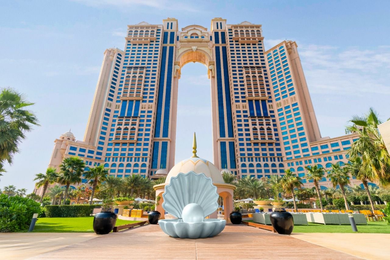 You are currently viewing فندق ريكسوس مارينا أبوظبي يعرض منحوتةً فنية للفنان العالمي لورينزو كوين