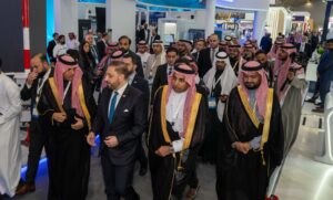 الرئيس التنفيذي لشركة “مطارات” يفتتح النسخة الرابعة من منتدى المطارات العالمي (GAF) في الرياض بزخم من الفعاليات والابتكارات  44 متحدثاً يناقشون قضايا الطيران العالمية ضمن مؤتمر (GAIC) إقبال جماهيري كبير على مركز ابتكار المطارات ومسار الابتكار عروض لمعدات الخدمات الأرضية المستقبلية ومنصة الشركات الناشئة تتصدر الاهتمام شركات سعودية توقّع مذكرة تفاهم لتصنيع معدات مناولة وقود الطيران شركة تطوير التقنية للمقاولات (TDC) ومجموعة بينونة الغربية (WBG) تتعاونان في مشاريع مختارة داخل المملكة المملكة تمضي بثبات نحو أن تكون أفضل مركز عالمي للطيران