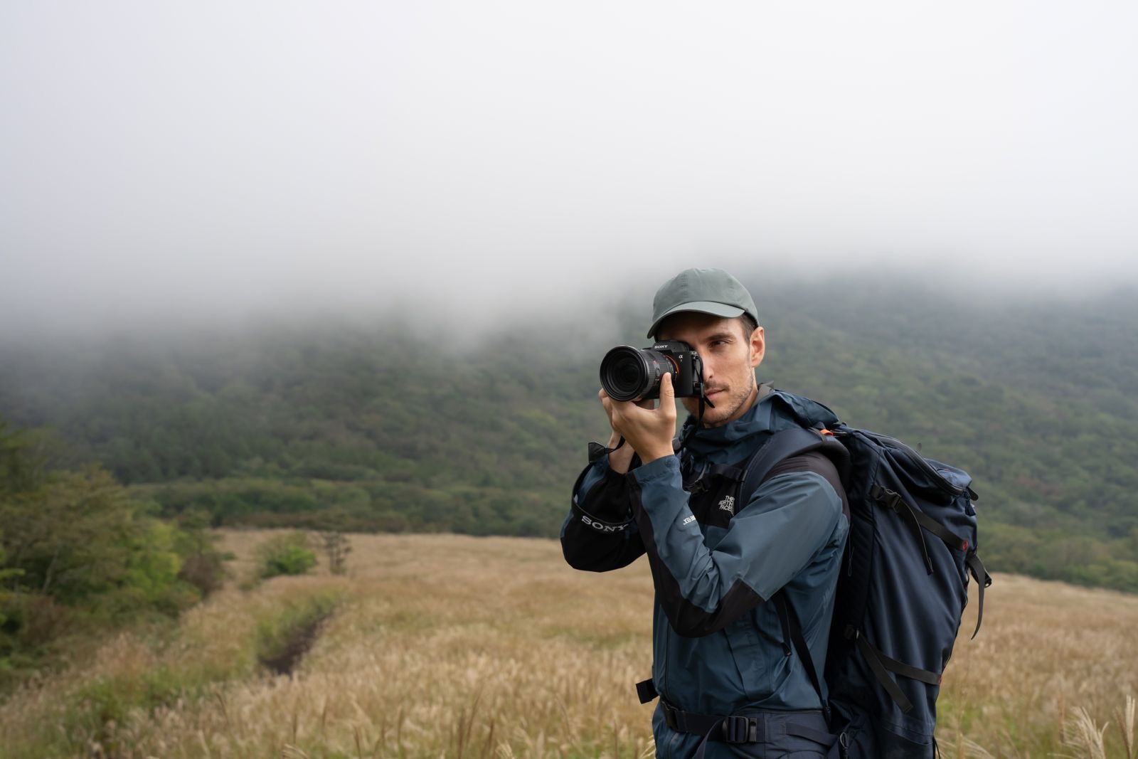 You are currently viewing سوني تطلق كاميرا α7 V وعدسة FE 28-70mm F3.5-5.6 OSS II في المملكة العربية السعودية وتقدّم تطورًا كبيرًا في قدرات التعرف على الموضوع بالذكاء الاصطناعي وأداءً عالي السرعة للصور والفيديو