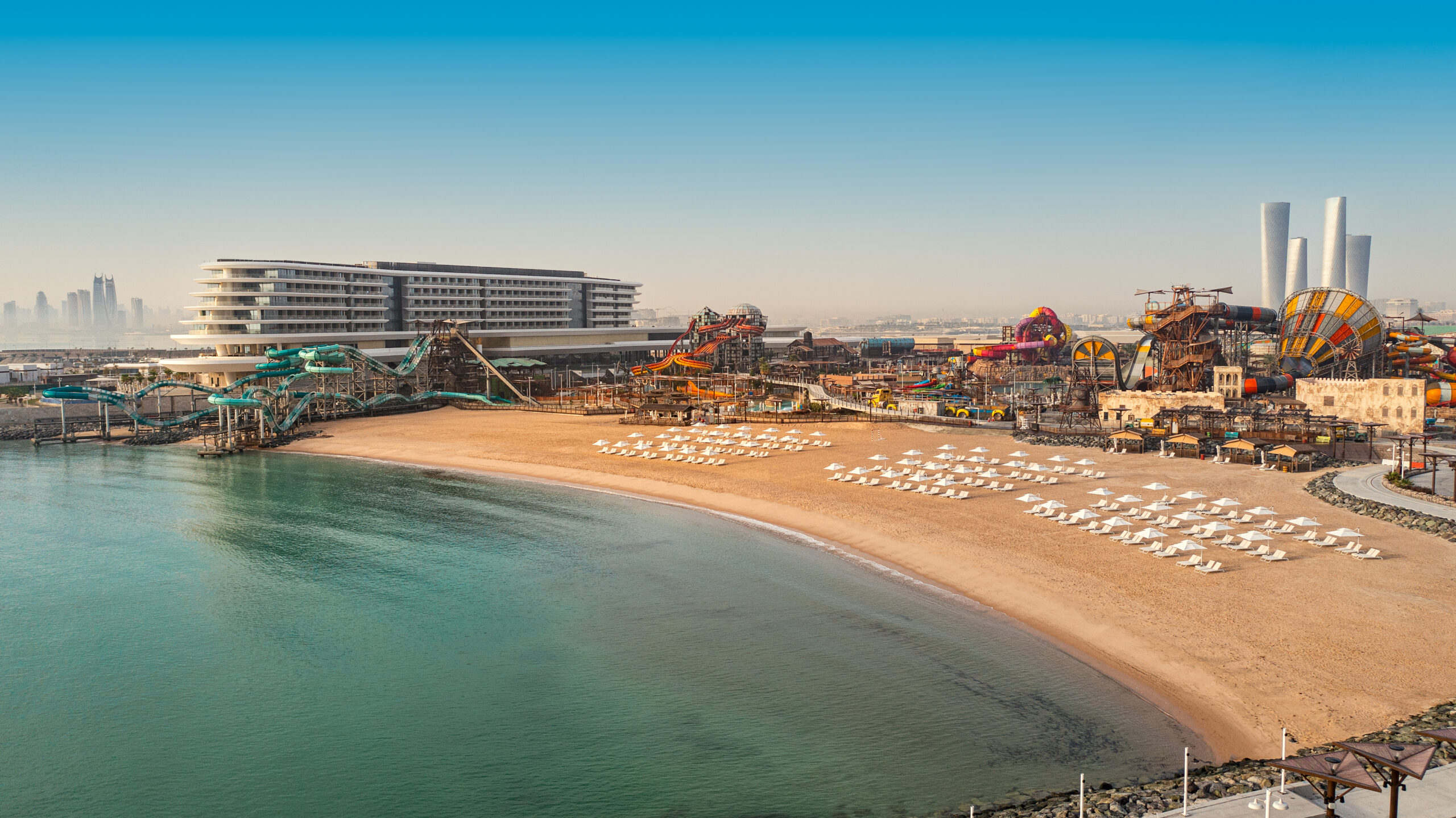 You are currently viewing ريكسوس بريميوم جزيرة قطيفان الشمالية وحديقة مريال المائية تحتفلان باليوم الوطني لدولة قطر