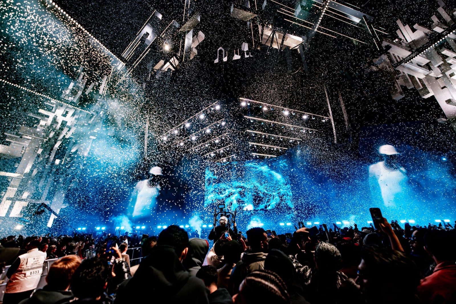 You are currently viewing مهرجان ساوندستورم يسدل الستار على نسخة 2025، التي شهدت تحول المهرجان إلى مدينة موسيقية نابضة بالحياة، بمشاركة أكثر من 250 فنانًا عالميًا تألقوا على 14 مسرحًا