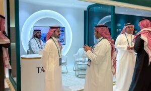 شاركت شركة “طيبة” في منتدى صندوق الاستثمارات العامة والقطاع الخاص 2026، الذي عُقد في مركز الملك عبدالعزيز الدولي للمؤتمرات بالرياض خلال الفترة من 9 إلى 10 فبراير، بمشاركة واسعة من الجهات الحكومية وشركات محفظة الصندوق والقطاع الخاص المحلي والدولي.   يعد المنتدى منصة وطنية استراتيجية تهدف إلى تعزيز الشراكات بين صندوق الاستثمارات العامة والقطاع الخاص، وبناء علاقات طويلة المدى تسهم في دعم الاقتصاد الوطني وتحقيق مستهدفات رؤية المملكة 2030. وجاءت مشاركة “طيبة” في هذا الحدث المهم في إطار تعزيز وتوسيع شبكة علاقاتها مع الشركاء والمورّدين والمستثمرين من مختلف القطاعات، وتأكيدًا لالتزامها بمواكبة التحولات المتسارعة في قطاع الضيافة والسياحة، الذي يشهد نمواً متزايداً مدعوماً بالمشاريع الوطنية الكبرى والمبادرات الحكومية المحفّزة للاستثمار. ويشكّل المنتدى فرصة مثالية للشركة للتواصل المباشر مع الجهات الحكومية وشركات محفظة صندوق الاستثمارات العامة، والاطلاع على برامج تمكين القطاع الخاص، إلى جانب بحث سبل التعاون في مجالات التطوير والتشغيل وإدارة الأصول والاستثمارات المشتركة.  يُشار إلى أن المنتدى حقق نجاحًا لافتًا في استقطاب شركات القطاع الخاص، وشهد مشاركة واسعة من الجهات الحكومية، إلى جانب توقيع عدد من مذكرات التفاهم، وتنظيم حلقات نقاش وجلسات حوارية ثرية بمشاركة نخبة من الخبراء والمتحدثين، ما أسهم في تعزيز فرص التعاون وبناء الشراكات الاستراتيجية.