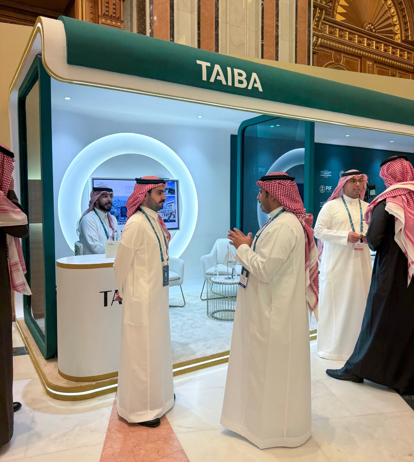 You are currently viewing شاركت شركة “طيبة” في منتدى صندوق الاستثمارات العامة والقطاع الخاص 2026، الذي عُقد في مركز الملك عبدالعزيز الدولي للمؤتمرات بالرياض خلال الفترة من 9 إلى 10 فبراير، بمشاركة واسعة من الجهات الحكومية وشركات محفظة الصندوق والقطاع الخاص المحلي والدولي.   يعد المنتدى منصة وطنية استراتيجية تهدف إلى تعزيز الشراكات بين صندوق الاستثمارات العامة والقطاع الخاص، وبناء علاقات طويلة المدى تسهم في دعم الاقتصاد الوطني وتحقيق مستهدفات رؤية المملكة 2030. وجاءت مشاركة “طيبة” في هذا الحدث المهم في إطار تعزيز وتوسيع شبكة علاقاتها مع الشركاء والمورّدين والمستثمرين من مختلف القطاعات، وتأكيدًا لالتزامها بمواكبة التحولات المتسارعة في قطاع الضيافة والسياحة، الذي يشهد نمواً متزايداً مدعوماً بالمشاريع الوطنية الكبرى والمبادرات الحكومية المحفّزة للاستثمار. ويشكّل المنتدى فرصة مثالية للشركة للتواصل المباشر مع الجهات الحكومية وشركات محفظة صندوق الاستثمارات العامة، والاطلاع على برامج تمكين القطاع الخاص، إلى جانب بحث سبل التعاون في مجالات التطوير والتشغيل وإدارة الأصول والاستثمارات المشتركة.  يُشار إلى أن المنتدى حقق نجاحًا لافتًا في استقطاب شركات القطاع الخاص، وشهد مشاركة واسعة من الجهات الحكومية، إلى جانب توقيع عدد من مذكرات التفاهم، وتنظيم حلقات نقاش وجلسات حوارية ثرية بمشاركة نخبة من الخبراء والمتحدثين، ما أسهم في تعزيز فرص التعاون وبناء الشراكات الاستراتيجية.