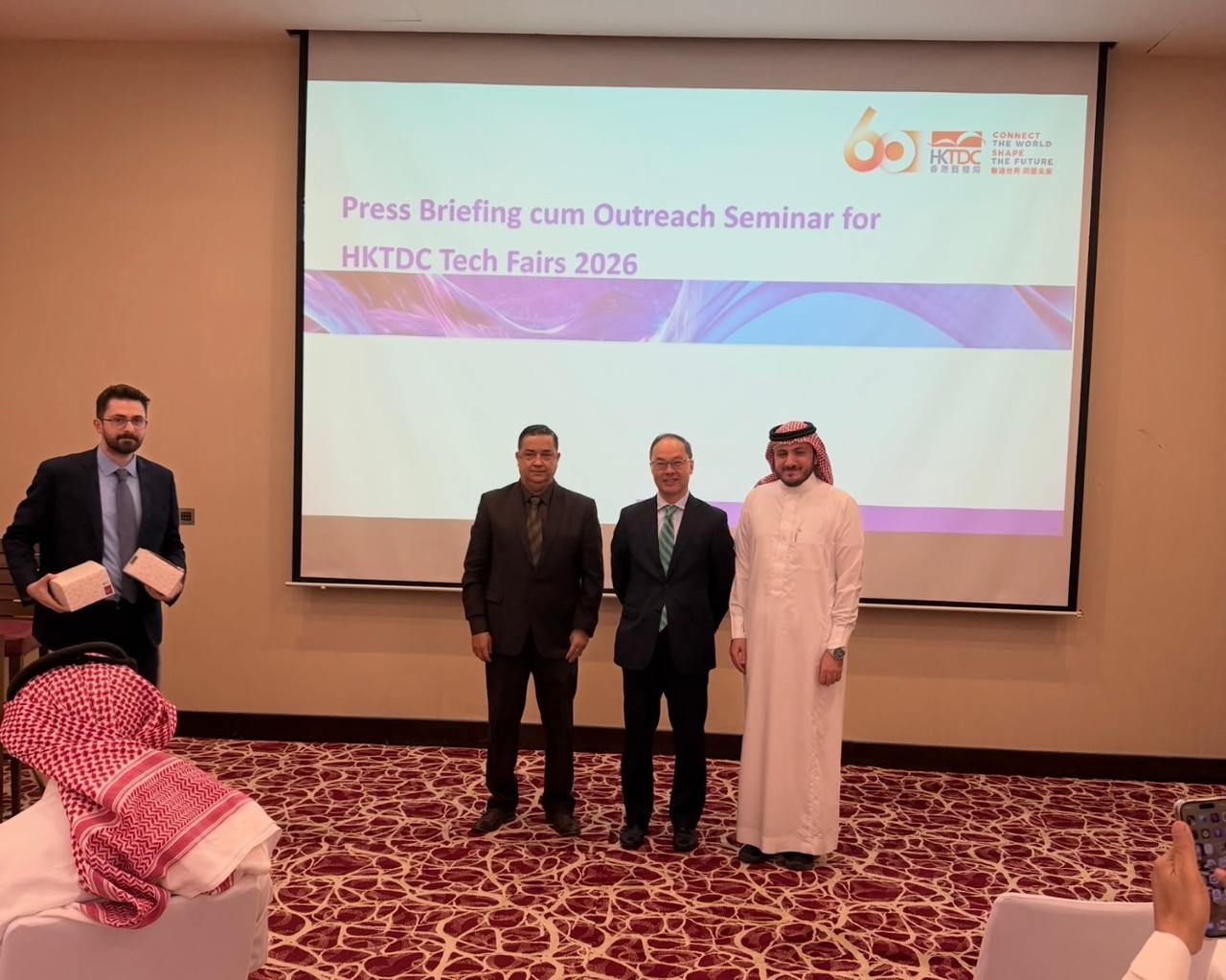 You are currently viewing «مجلس تنمية تجارة هونغ كونغ» يوفر فرصًا تجارية غير محدودة من خلال أربعة معارض تقنية كبرى في أبريل 2026  يعزز التجارة الثنائية بين هونغ كونغ والمملكة العربية السعودية  1,34 مليار دولار القيمة الإجمالية للتجارة الثنائية بين الجانبين حتى نوفمبر 2025