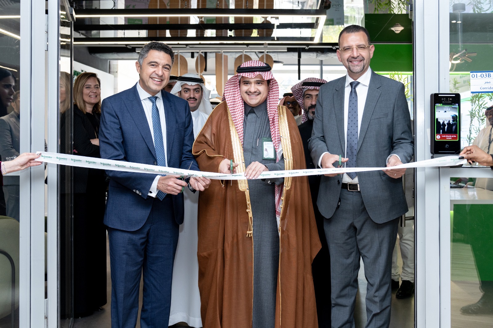 You are currently viewing شنايدر إلكتريك تطلق أكاديمية إقليمية لتقنيات الطاقة من المملكة لبناء كفاءات المستقبل