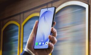 شاشتك، لعينيك فقط: شاشة الخصوصية في جهاز Galaxy S26 Ultra تحمي معلوماتك من أعين المتطفلين